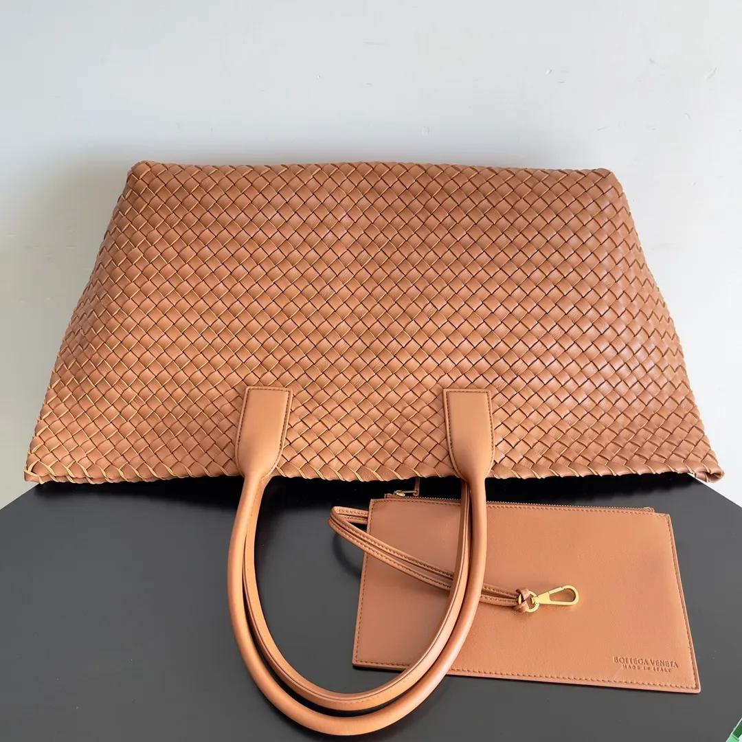 Batch 2860 Classic returns... (large size 51cm) • Cabat, born in 2001, is one of the most iconic styles of the Bottega Veneta workshop. The whole bag is made of top-grade imported lambskin. There is no exposed logo on the whole bag, but with the classic wide woven elements, you can tell who it belongs to at a glance! Can be carried on one shoulder, very practical! Style number: 608811 Size: 51*18*28